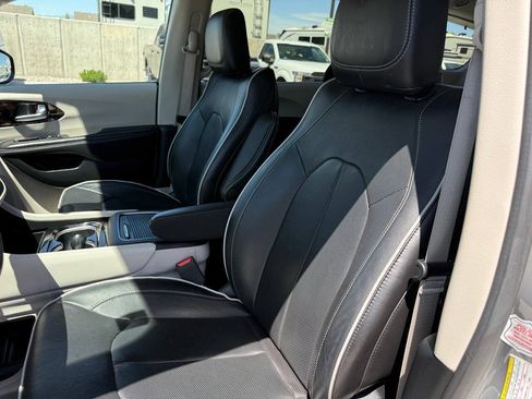 Used 2023 Chrysler Pacifica Limited FWD image 18