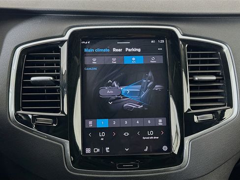 Used 2025 Volvo XC90 B6 Plus image 24