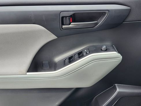 Used 2023 Toyota Highlander L image 31