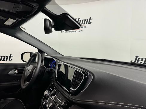 Used 2025 Chrysler Pacifica Limited image 32