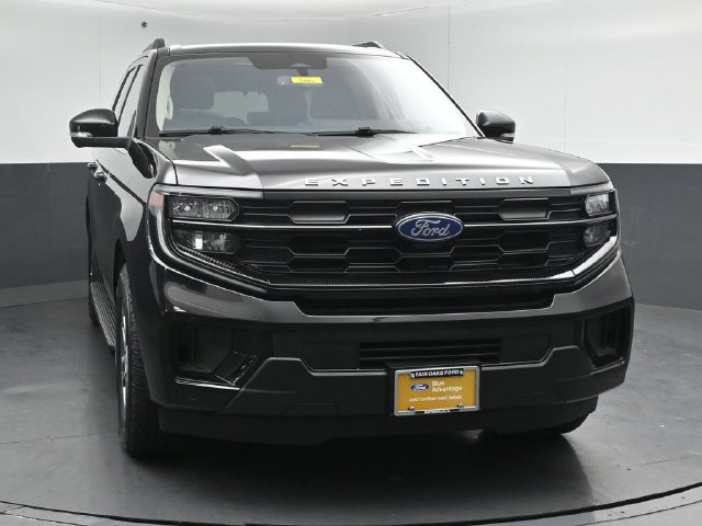 Certified 2025 Ford Expedition Active AWD/4WD image 2