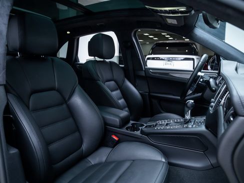 Used 2017 Porsche Macan Turbo AWD/4WD image 25