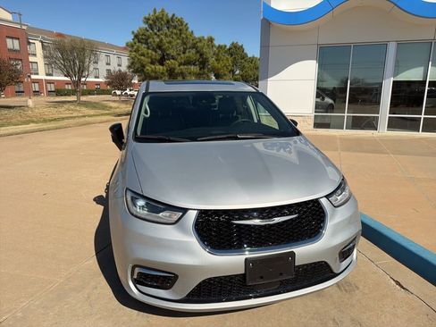 Used 2024 Chrysler Pacifica Limited FWD image 2