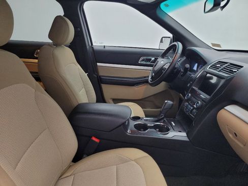 Used 2017 Ford Explorer XLT w/ Equipment Group 201A FWD image 21