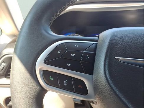 Used 2024 Chrysler Pacifica Touring-L FWD image 15