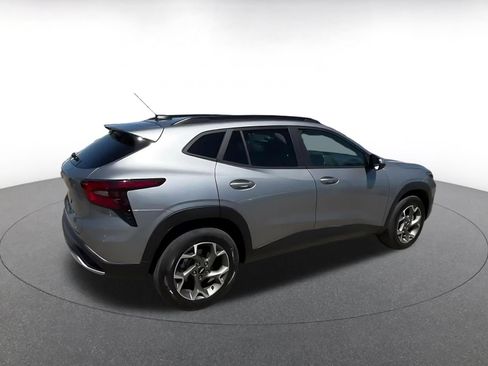 Used 2025 Chevrolet Trax LT FWD image 11