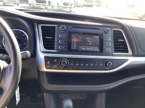 Used 2018 Toyota Highlander LE FWD image 17