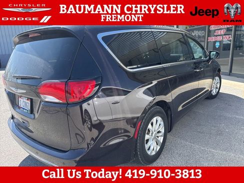 Used 2018 Chrysler Pacifica Touring Plus image 5