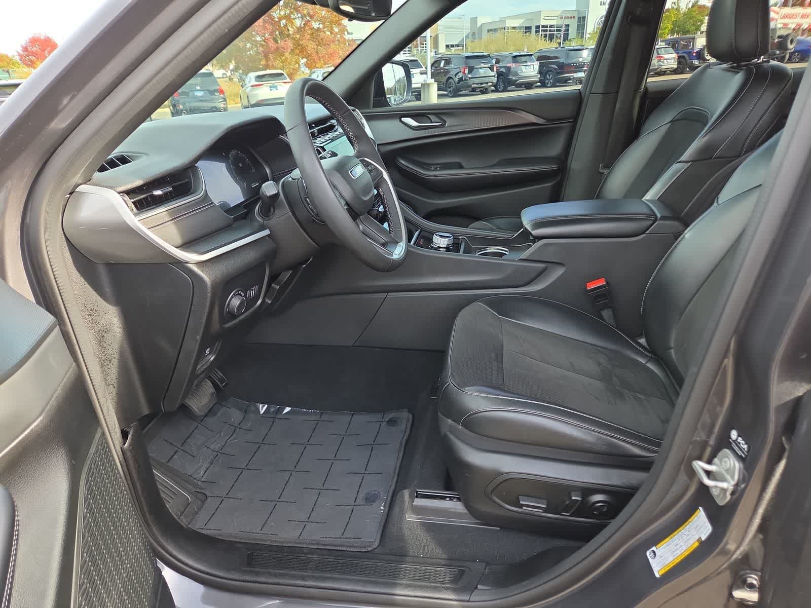 Used 2024 Jeep Grand Cherokee Altitude AWD/4WD image 19