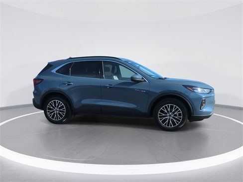 Used 2025 Ford Escape SE w/ Class II Trailer Tow Package image 9