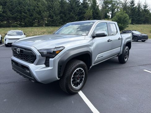 Certified 2025 Toyota Tacoma TRD Off-Road AWD/4WD image 10