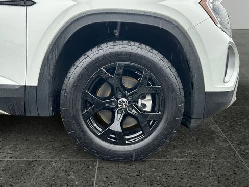 Used 2024 Volkswagen Atlas Peak Edition SE image 9