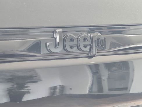 Used 2023 Jeep Grand Cherokee Limited w/ Luxury Tech Group II image 10