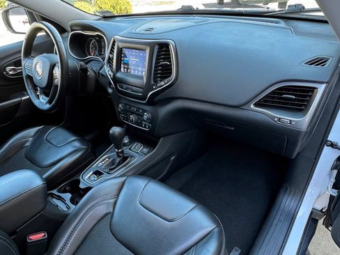 Used 2019 Jeep Cherokee Latitude Plus w/ Cold Weather Group AWD/4WD image 40