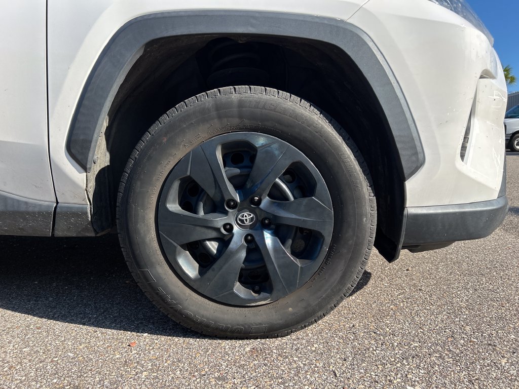 Used 2019 Toyota RAV4 LE FWD image 6