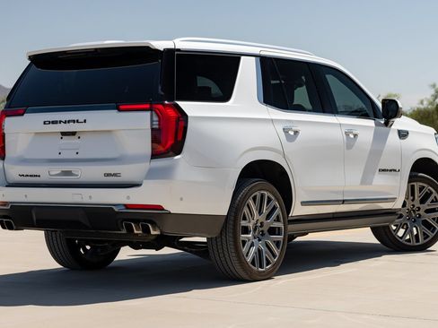 Used 2025 GMC Yukon Denali Ultimate AWD/4WD image 9