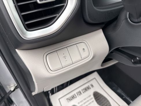 Used 2025 Hyundai Venue SEL FWD image 19