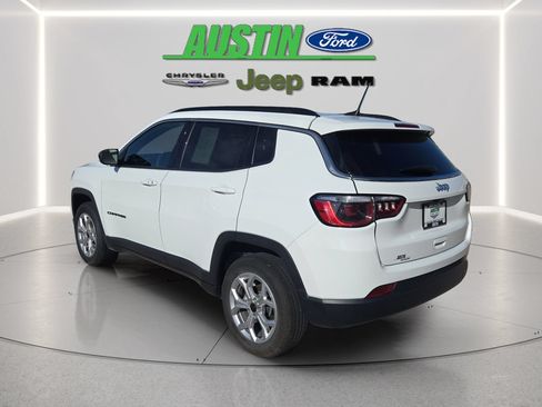 Used 2025 Jeep Compass Latitude w/ Sun & Sound Group AWD/4WD image 7