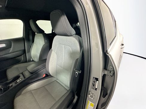 Used 2025 Volvo XC40 B5 Core image 12