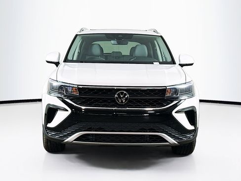 Used 2024 Volkswagen Taos SE image 2