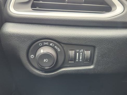 Used 2025 Chrysler Pacifica Select FWD image 21