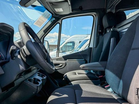 Used 2025 Mercedes-Benz Sprinter 4500 image 9
