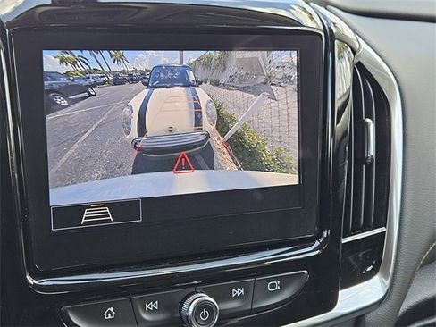 Used 2021 Chevrolet Traverse LT image 19