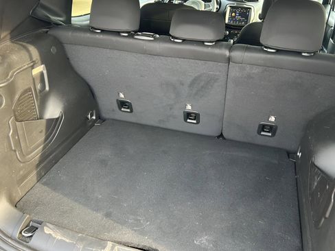 Used 2023 Jeep Renegade Latitude AWD/4WD image 13