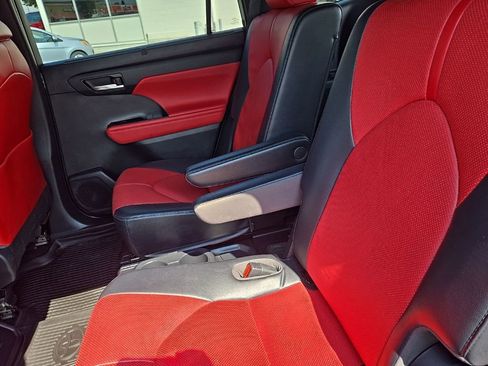 Used 2022 Toyota Highlander XSE image 25