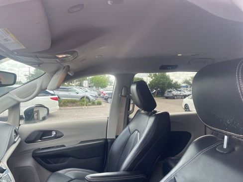 Used 2023 Chrysler Pacifica Touring-L FWD image 12
