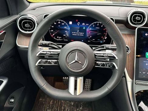 Used 2025 Mercedes-Benz GLC 300 4MATIC image 12