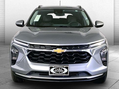 Used 2025 Chevrolet Trax LT w/ LT Convenience Package FWD image 2
