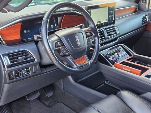 Used 2024 Lincoln Navigator Reserve image 11
