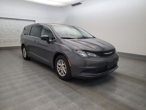 Used 2022 Chrysler Voyager LX FWD image 13