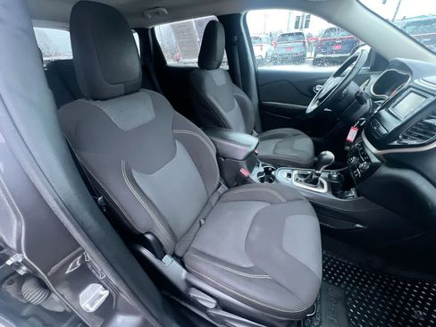 Used 2016 Jeep Cherokee Latitude w/ Cold Weather Group AWD/4WD image 28