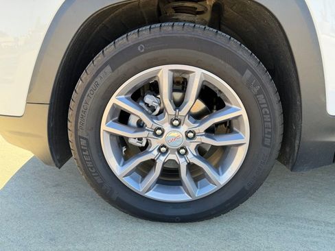 Used 2024 GMC Terrain SLT w/ Infotainment Package II image 9