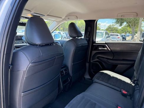 Used 2023 Mitsubishi Outlander SE FWD image 18