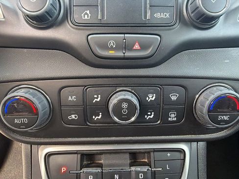 Used 2024 GMC Terrain SLT image 24