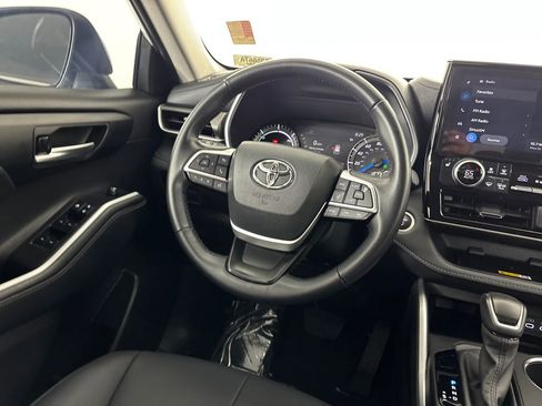 Certified 2024 Toyota Highlander XLE FWD image 28