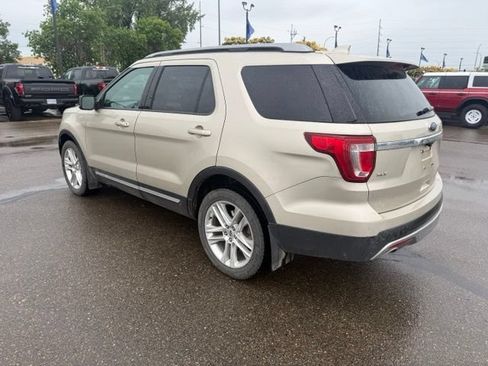 Used 2017 Ford Explorer XLT w/ Equipment Group 202A AWD/4WD image 8
