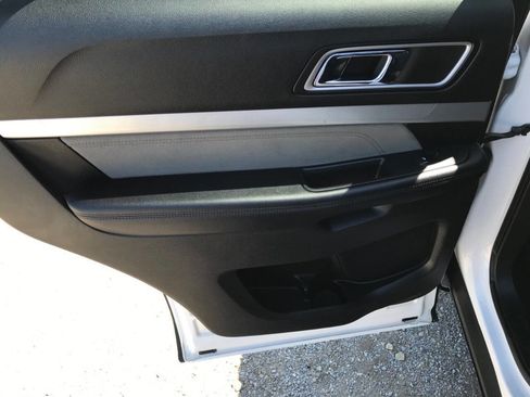Used 2017 Ford Explorer XLT w/ Equipment Group 202A AWD/4WD image 17