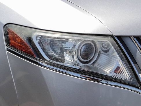 Used 2010 Lincoln MKT 2WD image 4