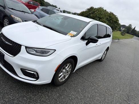 Used 2025 Chrysler Pacifica Select FWD image 5