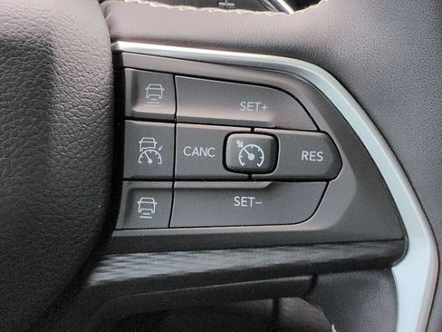 Used 2023 Jeep Grand Cherokee Altitude AWD/4WD image 27