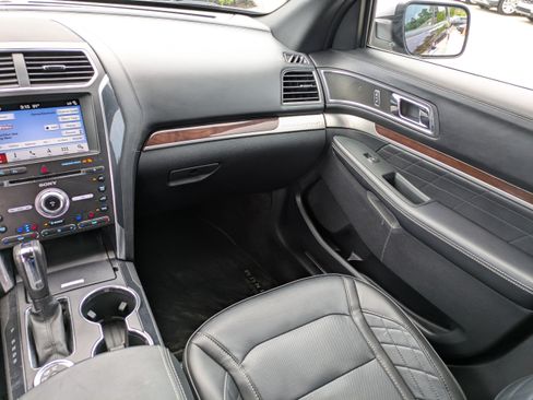 Used 2018 Ford Explorer Platinum AWD/4WD image 16