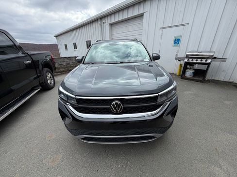 Used 2023 Volkswagen Taos SE w/ Panoramic Sunroof Package image 8