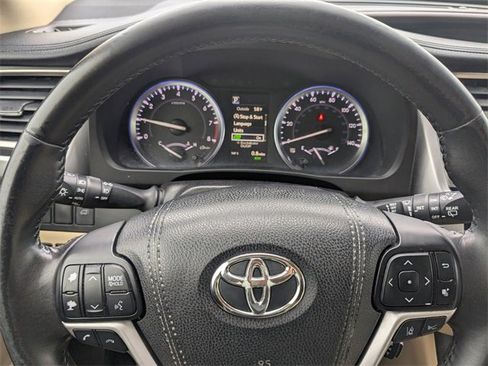 Used 2017 Toyota Highlander FWD V6 image 29