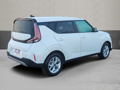 Used 2025 Kia Soul LX image 2
