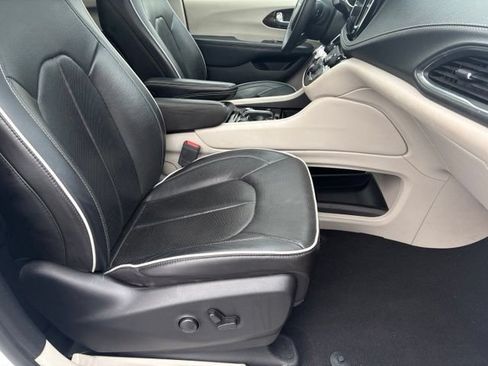Used 2023 Chrysler Pacifica Limited FWD image 20