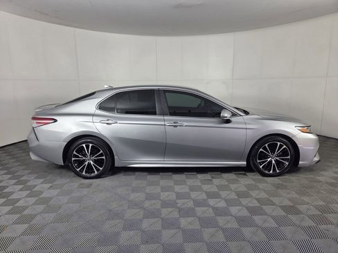 Used 2020 Toyota Camry SE w/ Convenience Package FWD image 5